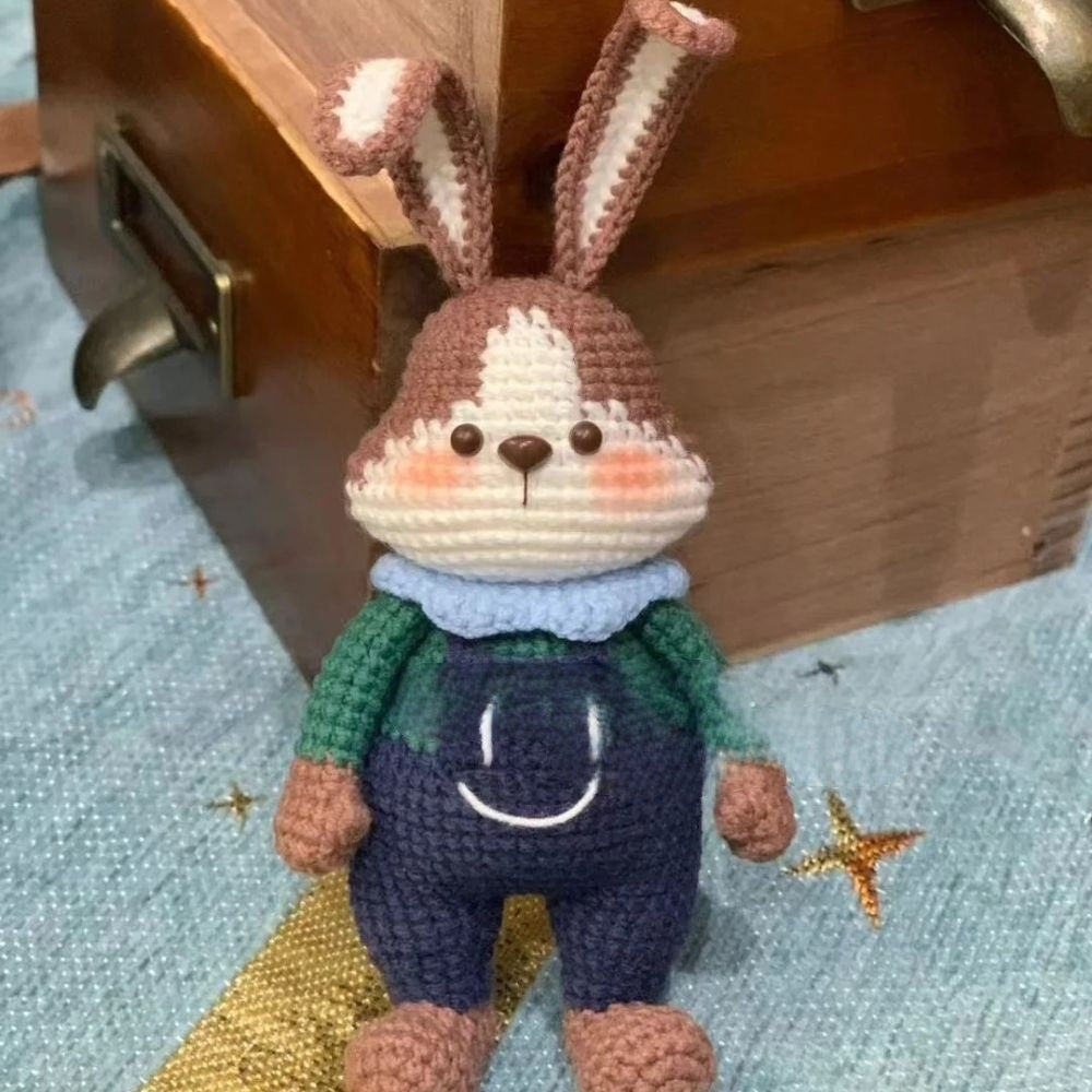 Häkelanleitung für einen Hasen mit Blütenschal