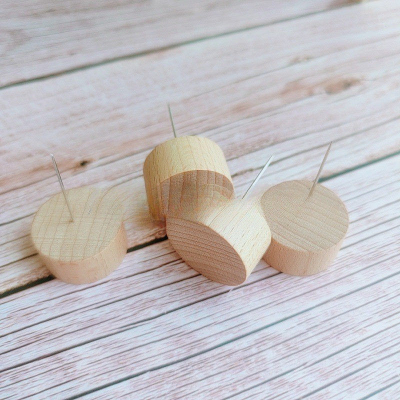 肯定的なカード付きのポジティブなかぎ針編み人形